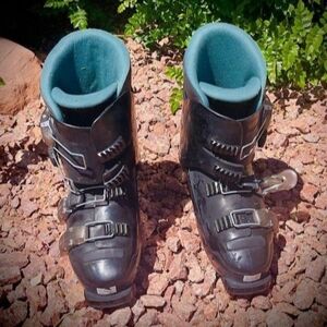 RRAICHLE WOMAN'S SKI BOOTS.  PERFORMANCE SYSTEM CENTREX CX 3.8. Size 7 Or 7.5y.
